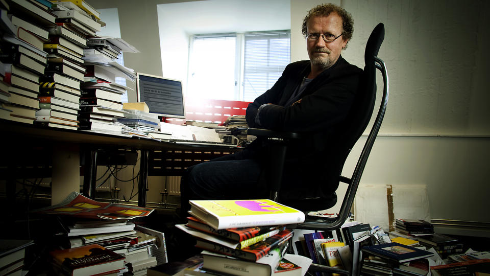 KOLLEGA: P� kontoret sitt sitter Fredrik Wandrup og skriver en sak med tips og r�d til nye anmelderkollegaer her p� Dagbladet.no. N� kan du bli en av dem. Foto: Bj�rn Langsem/DAGBLADET.