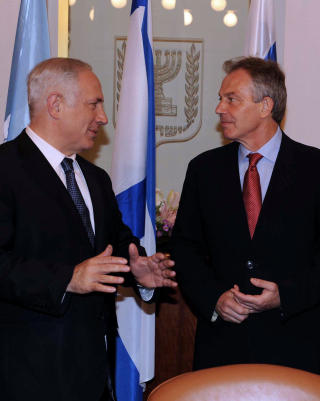 LETTER: Benjamin Netanyahu skal if�lge Tony Blair (h�yre) v�re p� glid n�r det gjelder � lette Gaza-blokaden. Foto: AFP