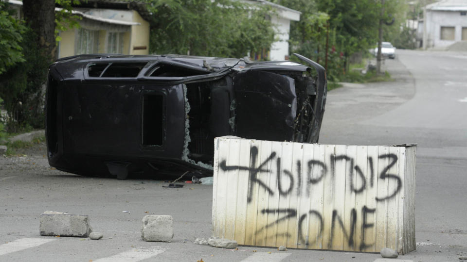 FORTELLER OM OVERGREP: En betnogblokk med p�skriften �Kirgisisk sone� i byen Osj. Usbekere forteller at Kirgisere renser byen for Usbekere. Foto: REUTERS/Stringer