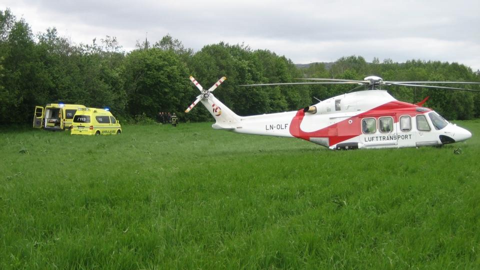  DRUKNET: Mannen fraktes til luftambulansen, men ble seinere erkl�rt d�d. Politiet m�tte rydde vei gjennom det tette krattet med motorsag for � f� mannen fram. Foto: Egil Aslak Aursand Hagerup