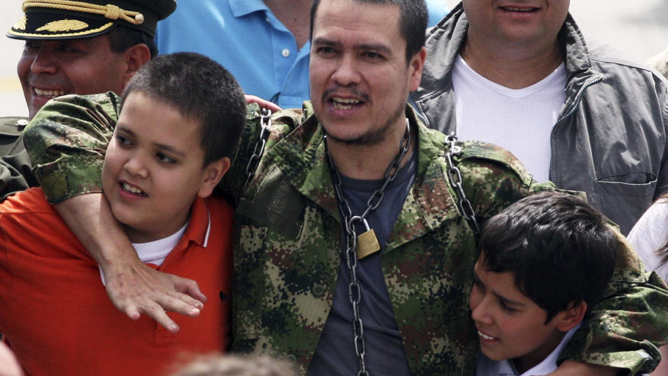 GJENFORENT: Leonardo (12, h�yre) og Sebastian (11) i hver sin armkrok p� pappa Enrique Murillo. Foto: Reuters