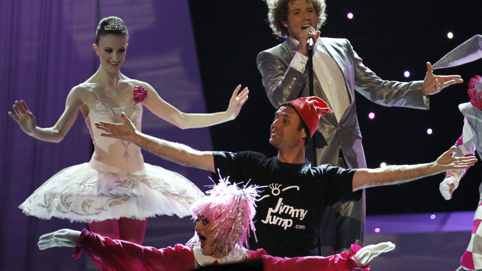 LURTE VAKTPOLITIET:  Stuntmannen Jimmy Jump fra Barcelona lurte seg forbi politiets sperringer og opp p� scenen under Spanias finalebidrag  Algo Peque�ito (Something Tiny) i the Eurovision Song Contest-finalen p� Telenor Arena 29. mai. Politiet i Asker og B�rum har likevel presentert en regning p� 10,3 millioner kroner for vaktholdet. FOTO: DANIEL SANNUM LAUTEN, AFP/SCANPIX.