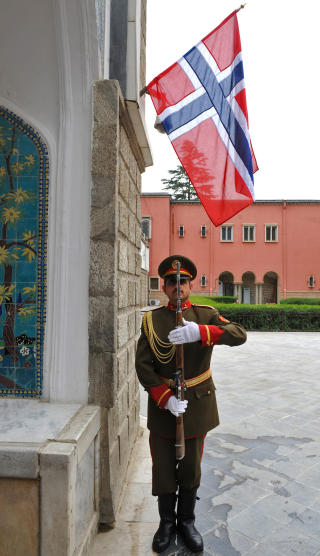  NORSK I KABUL:  En afghansk �resvakt passer p� det norske flagget utenfor presidentpalasset i Kabul 17. mai i forbindelse med bes�ket til statsminister Jens Stoltenberg. FOTO: MASSOUD HOSSAINI, REUTERS/SCANPIX.