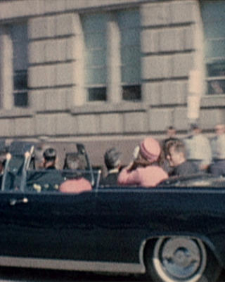 DREPT: President John F. Kennedy ble skutt med en skarpskytterrifle mens han kj�rte i �pen bil i Dallas 22. november 1963. Attentatmannen var Lee Harvey Oswald.