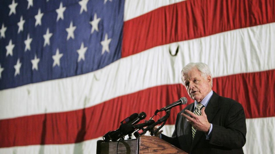 LEVDE LENGE: Senator Edward Kennedy d�de en naturlig d�d i august i fjor og ble 77 �r gammel. Foto: Brian Snyder / AP / SCANPIX