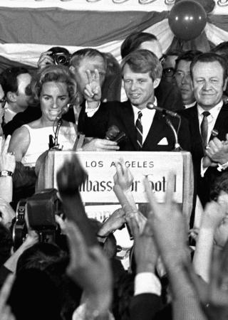 DREPT: Robert F. Kennedy ble skutt tre ganger av den palestinske innvandreren Sirhan Sirhan like etter at Kennedy holdt seierstalen sin p� Ambassador Hotel i Los Angeles etter � ha vunnet prim�rvalget i California 5. juni 1968. Foto: Dick Strobel / AP / SCANPIX