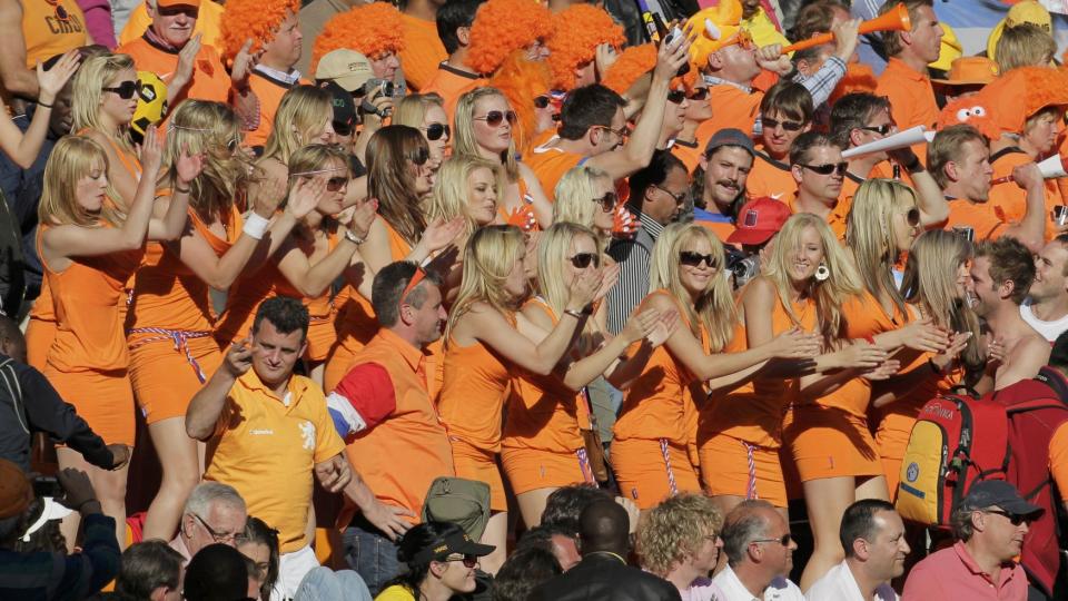 ORANSJE OG KORTE: Det var kjoler av denne typen som f�rte til at 36 nederlandske supportere m�tte forlate stadion under kampen mot Danmark. Det er ukjent om dette er de aktuelle kvinnene.Foto: SCANPIX/REUTERS/Michael Kooren