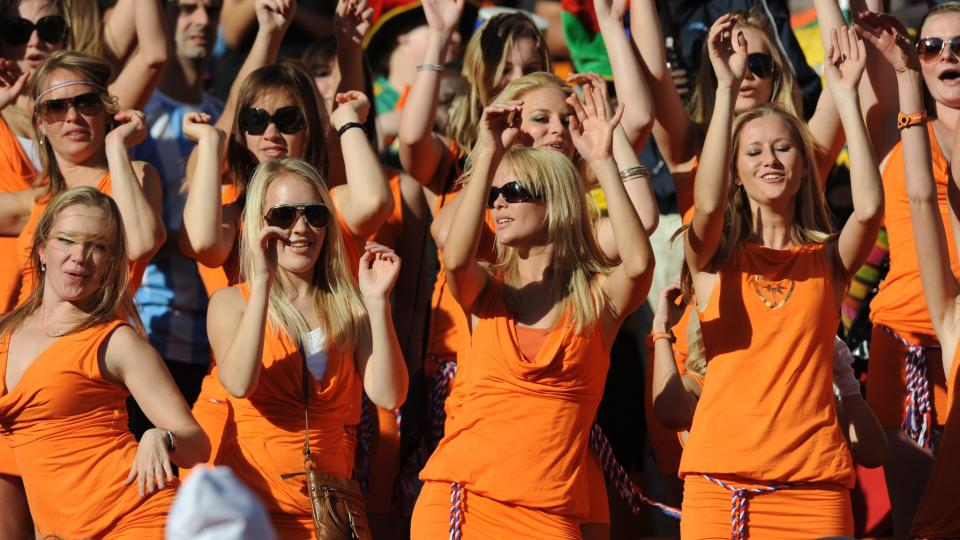 ORANSJE OG KORTE: Kjoler av denne typen f�rte til at 36 nederlandske supportere m�tte forlate stadion under kampen mot Danmark. Det er ikke klart om dette er de aktuelle kvinnene.Foto: SCANPIX/EPA/GERRY PENNY