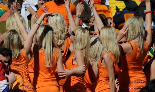OPPMERKSOMHET: De syngende og dansende jentene ble stadig fanget opp av kameraene p� stadion.Foto: SCANPIX/EPA/Achim Scheidemann