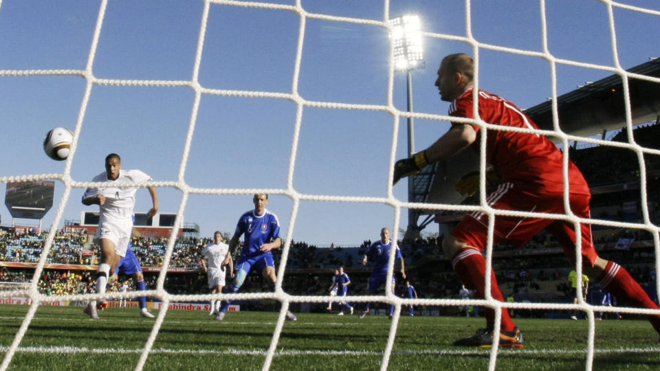 HISTORISK: Winston Reid stiger til v�rs og ordner New Zealands f�rste VM-poeng noensinne. Da ble det jubel blant �All Whites�. Reid flyttet fra New Zealand som ti�ring og har dansk pass, men ble vervet til �ya i en liten aksjon.Foto: SCANPIX/AP/Lee Jin-man