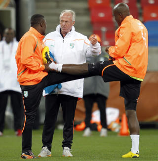 SKOLERER IVORIANERNE: Sven-G�ran Eriksson, her i samtale med Koffi Romaric N'Dri og Guy Demel, ser ut til � ha f�tt innprentet noen defensive fibre i ballartistene fra Elfenbenskysten. Foto: Armando Franca / AP.
