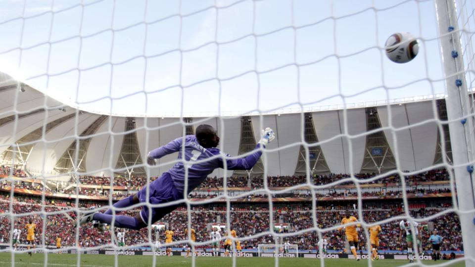 KONTANT I STOLPEN: Elfenbenskysten-keeper Boubacar Copa hadde aldri sjanse p� skuddet fra Ronaldo. Kun stolpen sto i veien for portugiseren. Foto: Denis Balibouse / REUTERS.
