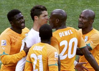 AMPERT: Ronaldo ble felt av Guy Demel, men fikk ikke frispark. Portugiseren ble irritert, og fikk Elfenbenskystens solide h�yreback i fleisen. Ett av mange beinharde sammenst�t i f�rsteomgang. Foto: Oleg Popov / REUTERS.