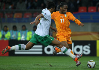 KUNNE AVGJORT: Didier Drogba kom innp�, men fikk ikke dreis p� den ene sjansen han fikk p� overtid. Foto: Karim Jaafar / AFP.
