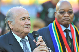 UANSVARLIG? FIFA-president Sepp Blatter. Til h�yre S�r-Afrikas president Jacob Zuma. Foto:   AFP PHOTO / ALEXANDER JOE