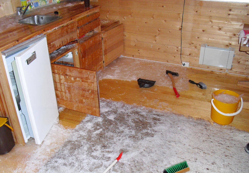KJEDELIG V�RSLEPP: Dette er neppe det ideelle gjensynet med hytta etter vinteren: sprukne vannr�r, med oversv�mmelse som resultat. Foto: TRYGVESTA