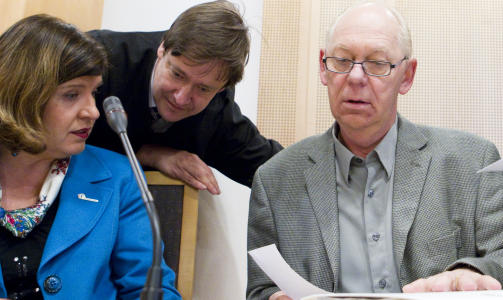 SEIERHERRENE - OG KVINNEN: Randi Flesland fra Forbrukerr�det, John Christian Elden og hans klient Ivar Petter R�eggen. Foto: Scanpix