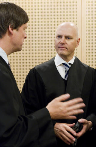 DISKUSJON: John Christian Elden (venstre) diskuterer med DnB NORs advokat Anders Ryssdal (fra Wiersholm). Foto: Scanpix