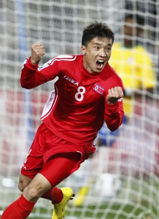 JUBLET VILT: Ji Yun-nam kunne knapt tro det selv da han reduserte til 1-2 et par minutter f�r slutt. Foto: REUTERS/Kai Pfaffenbach