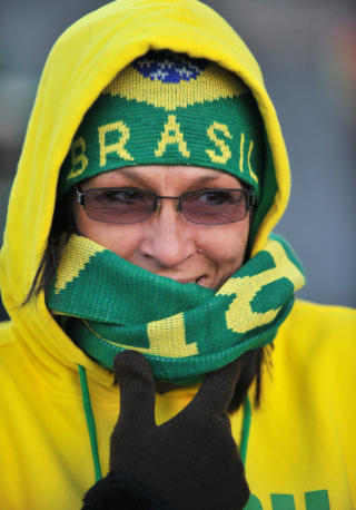 BIKKJEKALDT: Det var bare tre varmegrader da kampen startet. Det hadde blant annet denne supporteren tatt konsekvensen av. Foto: AFP PHOTO / MONIRUL BHUIYAN