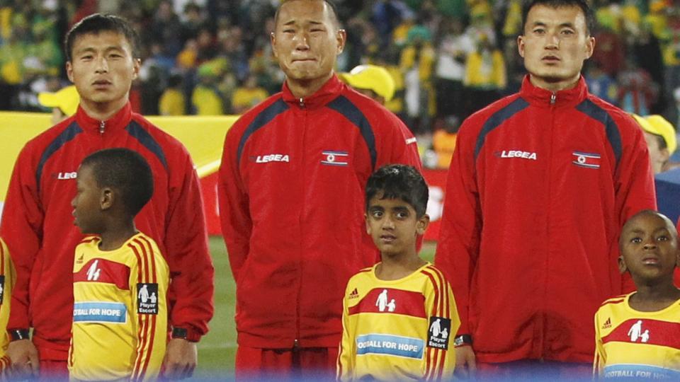 F�LELSESMENNESKE: Jong Tae-Se greide ikke � holde t�rene tilbake da Nord-Koreas nasjonalsang ble avspilt. Foto:  REUTERS/Christian Charisius