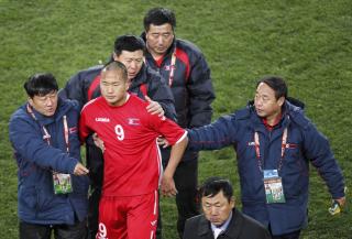 BLE HJULPET AV BANEN: Etter kampen ble Tae-Se st�ttet ut av folk i st�tteapparatet. Foto:  REUTERS/Kim Kyung-Hoon