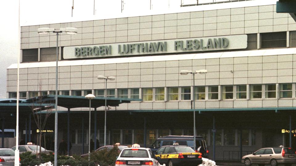  ALLE M�TTE UT:  Bergen lufthavn Flesland m�tte evekueres p� grunn av brannalarm i g�r kveld. Arkivfoto: Tore Sannum, Flesland.