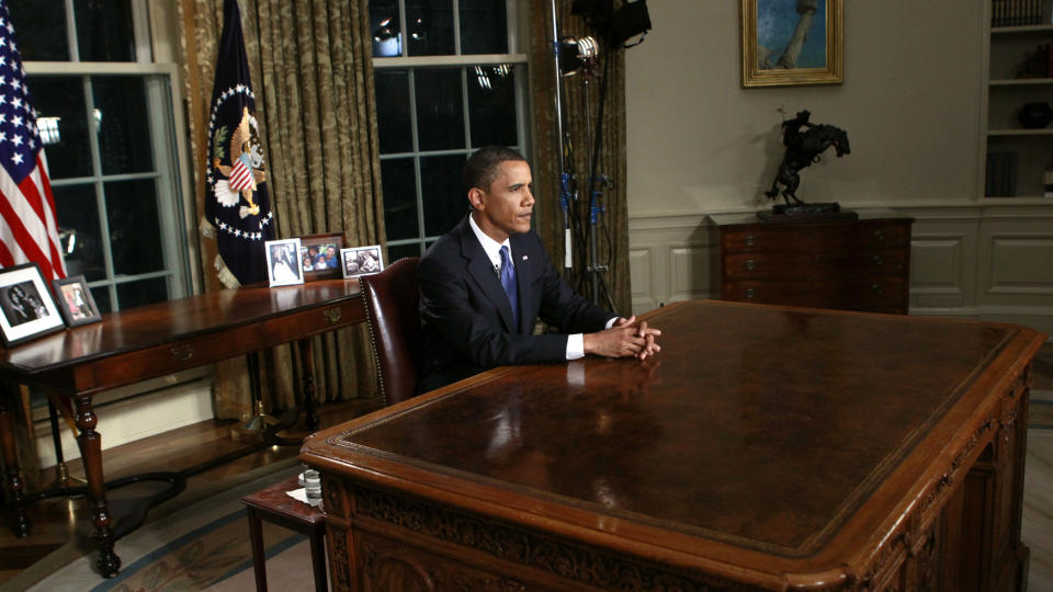  SYMBOLSK ARENA:  I natt holdt Barack Obama sin f�rste tale som president fra Det ovale kontor i Det hvite hus. Det skjer bare ved nasjonale katastrofer i USA. FOTO: REUTERS/SCANPIX.