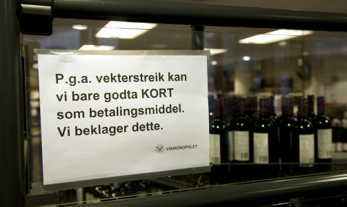 NEI TAKK: Vinmonopolet i Bergen Storsenter måtte i går stanse alt kontantsalg. Foto: Tor Erik H. Mathiesen NEI TAKK: Vinmonopolet i Bergen Storsenter måtte i går stanse alt kontantsalg. Foto: Tor Erik H. Mathiesen