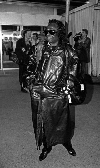 GJEST I MOLDE: Den eksentriske jazztrompetisten Miles Davis var flere ganger i Molde p� 1980-tallet. Her er Miles riktignok fotografert ved ankomst til Oslo i 1987. Foto: Scanpix.
