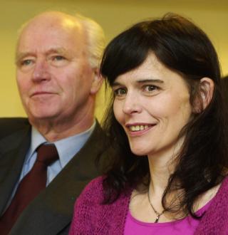 VIL DELE UT HEROIN: Nini Stoltenberg mener narkomane b�r f� gratis heroin p� resept p� lik linje med at kreftpasienter f�r cellegift. Selv var hun narkoman i flere �r p� 1990-tallet. Her sammen med sin far, Thorvald Stoltenberg.