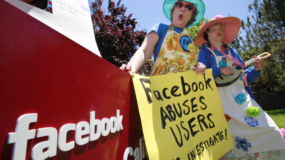 FOR SVAKT VERN: En unders�kelse fra 2009 viser at 73 prosent av Facebook-brukere mellom 15 og 30 �r ikke leser brukervilk�rene. Dermed kan privat informasjon misbrukes av norske medier, mener kronikkforfatterne. Disse bestem�drene protesterte mot manglende personvern p� Facebook i California forrige uke. Foto: AP/Scanpix
