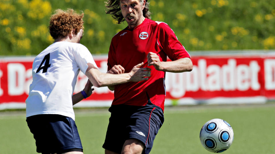 KAMP OM BALLEN: Karl Ove Knausg�rd i en forfatterlandskamp mot England p� Lillehammer. Foto: LARS EIVIND BONES