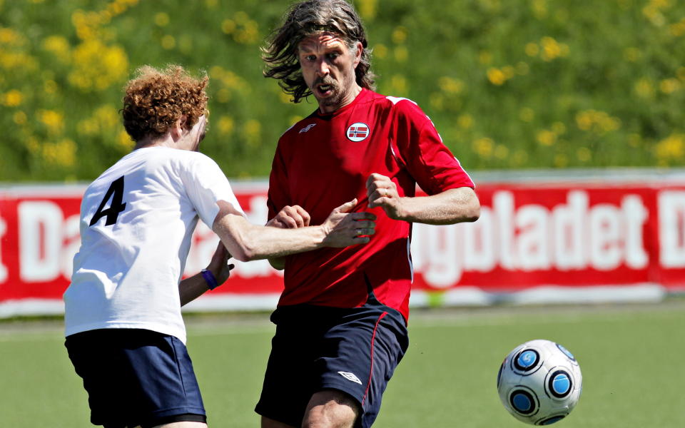BOKFOTBALL: Siste gang Karl Ove Knausg�rd spilte fotball med forfatterkollegene, var under forfatterlandskampen mellom Norge og England p� Lillehammer (0-2) i fjor v�r. I morgen kan han gj�re comeback. Foto: Lars Eivind Bones / Dagbladet
