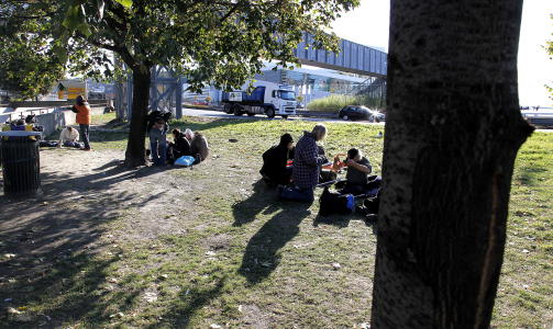 PLATA I OSLO: Rett ved Oslo S samler byens narkomane seg. For noen av de som har det verst kan det n� bli aktuelt med utdeling av heroin, noe som betyr at de slipper kriminalitet og kan f� bedre oppf�lging. For de fleste av disse er det ikke avhengighet til heroin i seg selv som er hovedproblemet. Foto: Jacques Hvistendahl / Dagbladet