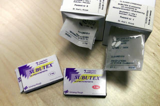 SUBUTEX OG METADON: Har v�rt delt ut i Norge til narkomane i flere �r. Ruseksperter trekker fram at stoffene har noen farmakologiske forskjeller. Halveringstiden til heroin er kortere. Det kan gj�re det mer komplisert � sette igang med utdeling av heroin.
Foto : Terje Bendiksby / SCANPIX