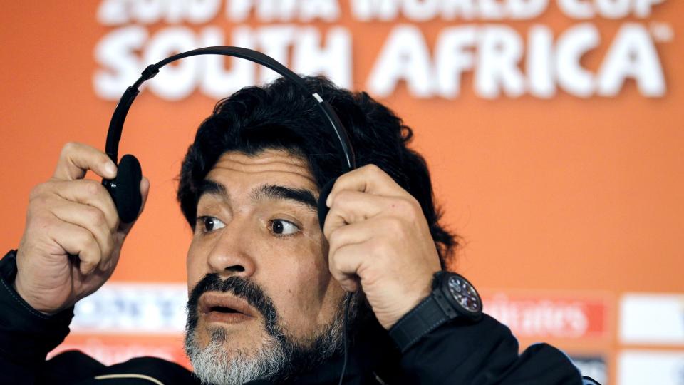 H�RTE JEG RIKTIG? Diego Maradona benyttet anledningen til � f� inn et par velrettede spark mot de han f�ler fortjener det.Foto: SCANPIX/REUTERS/Enrique Marcarian