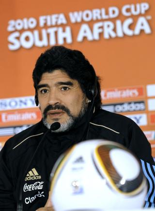 JABULANI? - Gi ballen til Pel� og Platini, de kan teste den, sier Maradona.Foto: SCANPIX/REUTERS/Enrique Marcarian