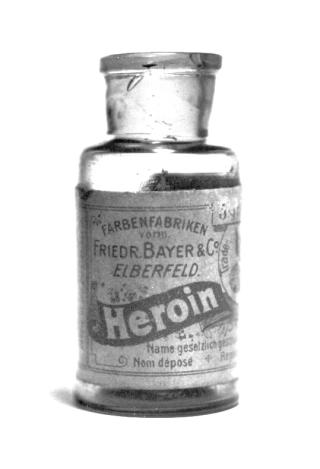 DEN GANG HEROIN VAR LOVLIG: Solgt p� flaske f�r krigen, produsert av Bayer & Co. Foto: WIKIMEDIA