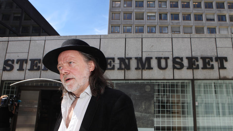 SINT: Artist og forfatter Lillebj�rn Nilsen krever at Oslo gir Rolf Stenersens samling et eget museum under giverens navn. Dagens Stenersenmuseet (i bakgrunnen) skal etter planen innlemmes i det nye Munch-museet i Bj�rvika. Foto: Erling H�geland