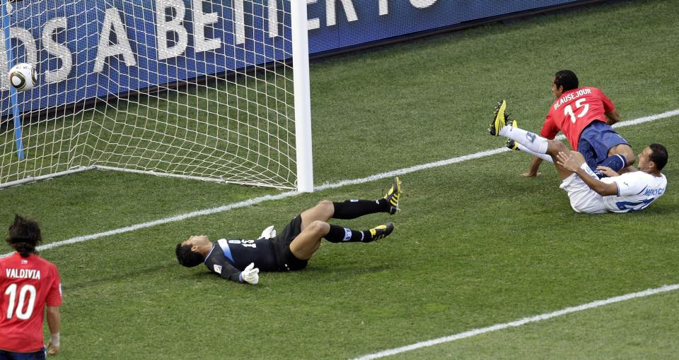 MATCHVINNER: Jean Beausejour var heldig som fikk ballen forbi Noel Valladares i duell med Sergio Mendoza, men opptakten til Chiles matchvinnende angrep var det h�y klassse over.Foto: SCANPIX/AP Photo/Michael Sohn