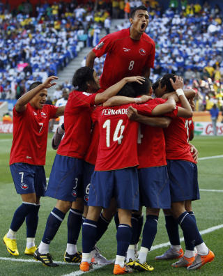 HISTORISK SEIER: Etter 48 �r og 13 VM-kamper fikk Chile omsider smaken p� seier igjen.Foto: SCANPIX/AP Photo/Eugene Hoshiko