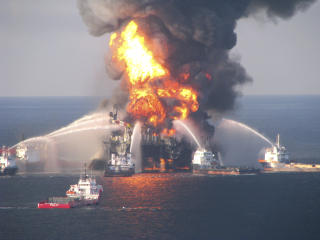 EKSPLOSJON: En eksplosjon om bord p� oljeplattformen �Deepwater Horizon� 20. april ble starten p� det som n� er den st�rste oljekatastrofen i Mexicogolfens historie. Foto: REUTERS/SCANPIX