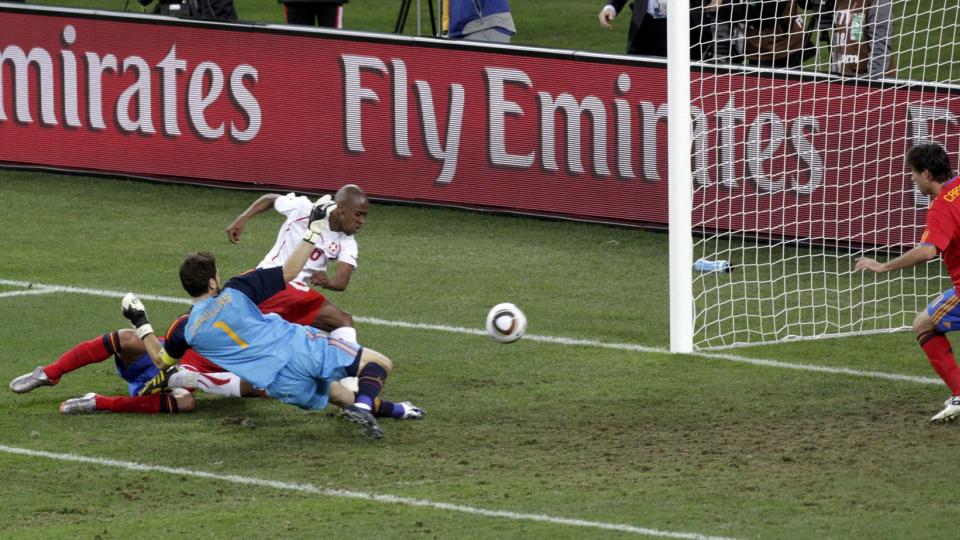 BLE MATCHVINNER: Gelson Fernandes kranglet ballen forbi Gerard Pique (delvis skjult) og Iker Casillas, og s�rget for en sensasjonell sveitsisk seier mot Spania. Foto:  REUTERS/Rogan Ward