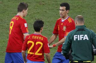 BENKET TORRES: F�rst etter at Sveits hadde tatt ledelsen kom Fernando Torres p� banen, sammen med Jesus Navas. Men helller ikke der l� frelsen. Foto: REUTERS/Yves Herman