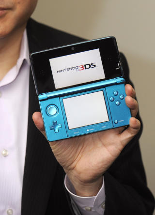 3D UTEN BRILLER: Her er Nintendo 3DS. Foto: REUTERS/Phil McCarten/Scanpix