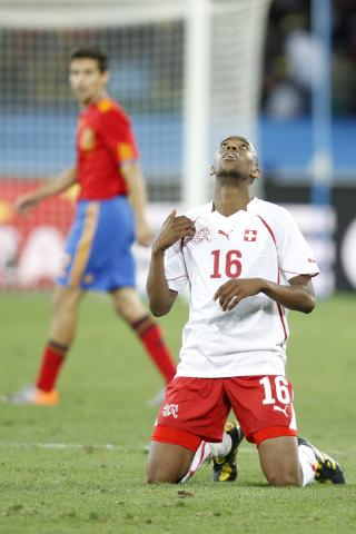 GIKK NED P� KNE: Matchvinner Gelson Hernandes. Foto: AP Photo/Keystone, Peter Klaunzer