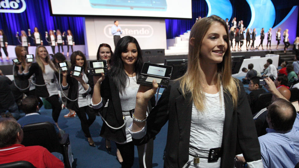 DEN VIRKER! Verdens f�rste m�te med Nintendo 3DS var via disse damene p� g�rsdagens pressekonferanse. Siden har vi f�tt testet maskinen grundigere. Foto: David McNew/Getty Images/AFP/Scanpix