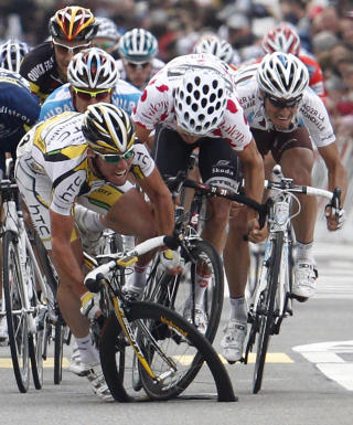FOR�RSAKET MASSEKRASJ: Mark Cavendish falt under Tour de Suisse og for�rsaket kaos i spurtfeltet. Foto: Christian Hartmann / REUTERS.