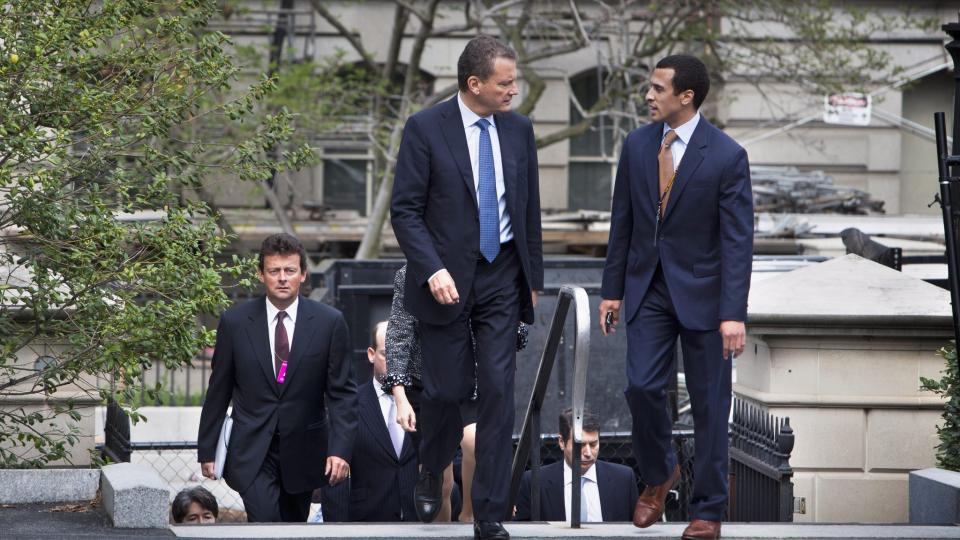KLAR FOR GRILLING: BPs styreleder Carl-Henric Svanberg (i midten) og toppsjef Tony Hayward (t.v.) ankommer Det hvite hus onsdag. New York Times skriver at BP har g�tt med p� � opprette et fond for erstatningsutbetalinger. Fondet skal v�re p� 20 milliarder dollar. Foto: EPA/Scanpix